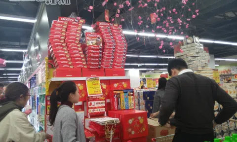 Chị em công sở lập hội sắm Tết chung \"ngon bổ rẻ\", bí kíp tiết kiệm là đây chứ đâu!