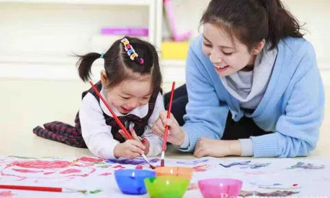 3 việc mà bố mẹ cần làm ngay nếu phát hiện trẻ càng lớn càng trở nên nhút nhát