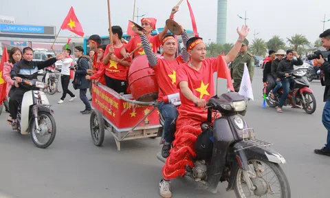 CĐV háo hức đón đội tuyển Việt Nam về ăn Tết