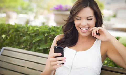 5 tác hại đối với làn da khi sử dụng điện thoại thường xuyên