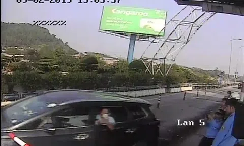 Tài xế lao gãy cọc trạm thu phí Bến Thủy trốn vé