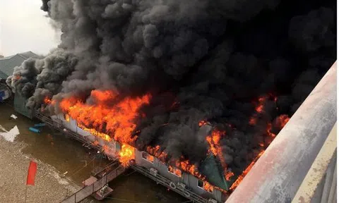 Cháy dữ dội thiêu rụi nhà hàng nổi trên sông Lô