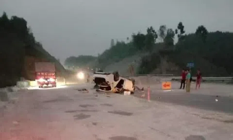 3 người bị thương nặng khi xe ô tô đâm vào rọ đá trên cao tốc Nội Bài - Lào Cai