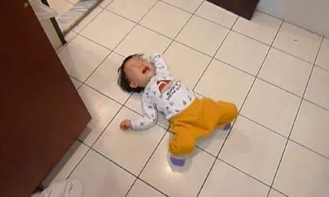 Bé 3 tuổi ăn vạ, mẹ ra tay xử lý, 1 tiếng sau im bặt 