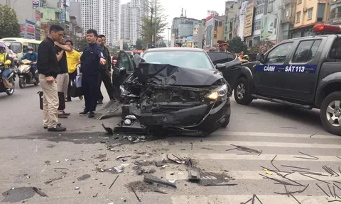Hà Nội: “Xế hộp” gây tai nạn liên hoàn, nhiều người gặp nạn