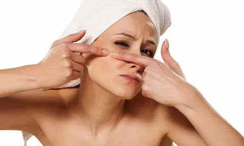 7 sai lầm thường gặp khi trị mụn trứng cá khiến da mụn càng trở nên trầm trọng