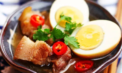 Bí quyết nấu thịt kho tàu với trứng cút om nước dừa thơm ngon, chuẩn vị
