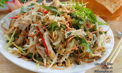 Gà thừa sau Rằm đem làm gỏi gà hoa chuối giòn ngon, thanh mát ăn mãi chẳng ngán