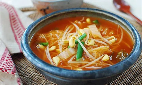 Cách làm canh giá đỗ kim chi đơn giản ngay tại nhà