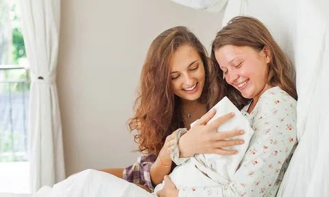 Lý giải quan niệm không nên thăm gái đẻ đầu năm