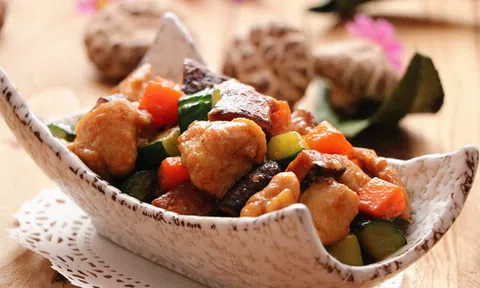 Gà xào sắc màu làm thì nhanh mà ăn lại ngon vô cùng