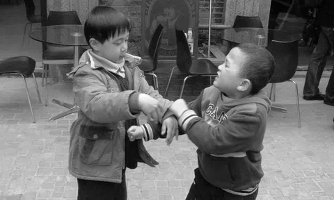 Xui con lấy xẻng nhựa đánh lại khi bị bạn ức hiếp, mẹ trẻ gây nên làn sóng tranh cãi