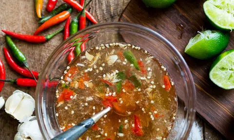 Pha nước mắm \"thần thánh\" chấm gì cũng ngon chỉ trong 10 phút