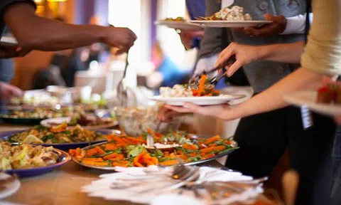 7 \"chiêu\" trong nhà hàng buffet mà mọi nhân viên đều cố giấu nhẹm đi