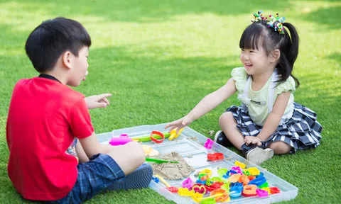 Cách ứng xử thông minh của cha mẹ trong gia đình có hai con