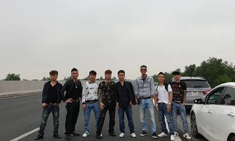 Phạt 5,5 triệu và tước bằng lái người chụp ảnh trên cao tốc