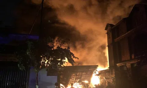 Cháy lớn tại kho chứa dầu ở ven TP.HCM, hàng trăm cảnh sát dập lửa trong đêm tối