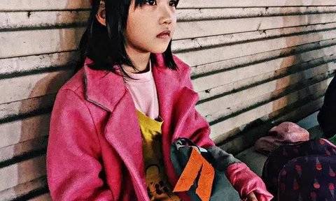 Bé gái vô gia cư, sống vỉa hè nhưng quần áo phối vô cùng \'đẳng cấp\'