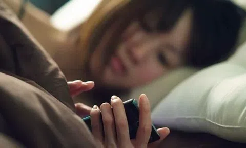 Phát hiện ám hiệu lạ trong điện thoại chồng, vợ không ngờ gây ra bi kịch