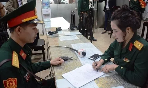 Người phụ nữ giả danh sĩ quan quân đội khai mặc quân phục chụp ảnh khoe mẽ