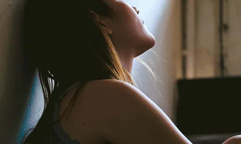 Ăn mặc nóng bỏng để đợi chồng về nào ngờ người xông vào phòng lại là một người khác