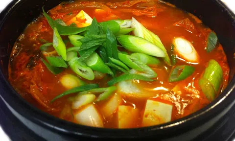 Bí quyết nấu canh kim chi thịt bò đơn giản ngay tại nhà