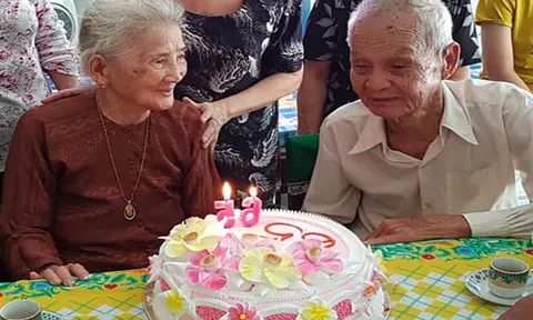 Cụ ông 96 tuổi thổi nến, cắt bánh kem cùng người yêu cũ sau 65 năm xa cách