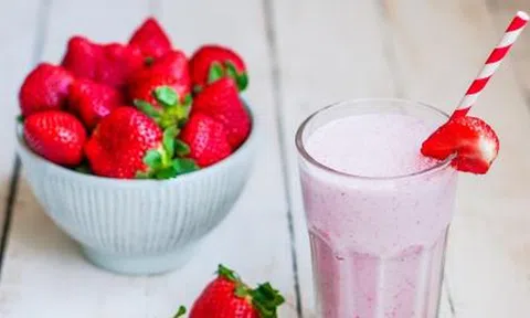 Cách làm sinh tố dâu tây sữa chua thơm ngon, bổ dưỡng