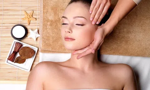 Mát xa mặt thường xuyên theo cách này giúp da trắng hồng mịn màng