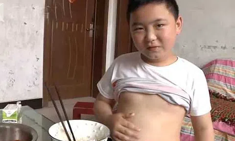 Cậu bé 11 tuổi cố tăng 40 kg để cứu cha