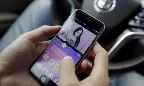 Biết con trai nợ lớn vì tặng tiền cho các cô gái, người mẹ đột tử 