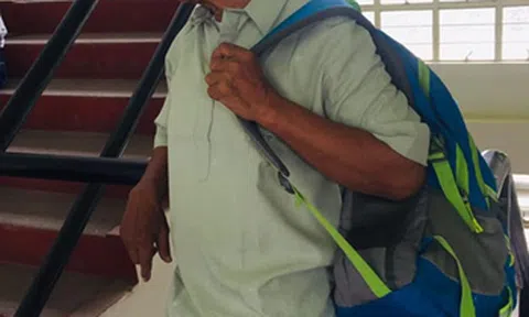 Cụ ông Philippines 75 tuổi học đại học