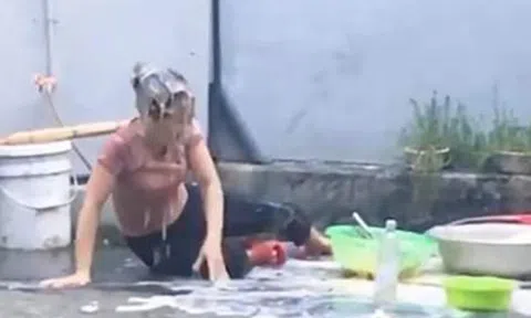 Con trai đổ trứng lên đầu mẹ để ăn mừng thành tích nhiều view