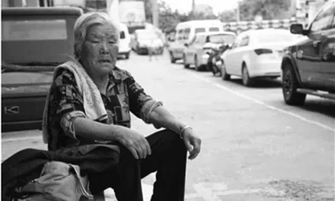 Bà 80 tuổi dành 8 tiếng mỗi ngày chờ cháu nội ở cổng trường 