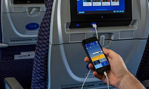 Lý do khách không được sạc điện thoại khi máy bay cất cánh