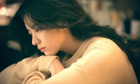 Mẹ chồng dẫn người lạ về tuyên bố \"dâu mới\", tôi lẳng lặng ra đi và để lại mảnh giấy