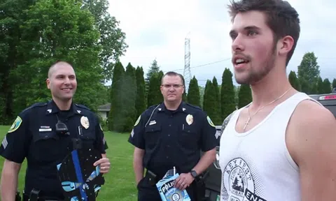 18 cảnh sát Mỹ dự tiệc tốt nghiệp của con trai đồng nghiệp