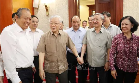 Hình ảnh Tổng Bí thư chủ trì cuộc họp quan trọng của Bộ Chính trị