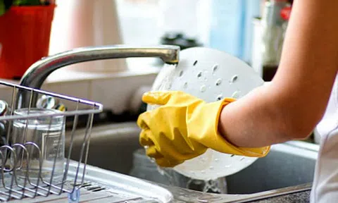 Tự làm mọi việc nhà để tiết kiệm tiền - sai lầm khiến bạn không hạnh phúc