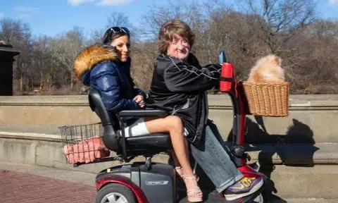 Câu chuyện tình khó tin của chàng lùn xấu trai cùng người mẫu xinh đẹp