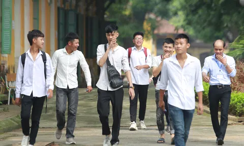 Kết thúc môn Văn kỳ thi THPT Quốc gia, thí sinh vui mừng ra về sớm