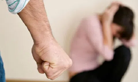 Đàn ông đánh vợ là đàn ông rất… tồi