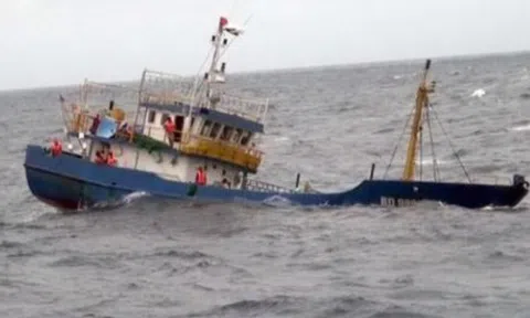 Va chạm lật tàu cá, Bộ GTVT yêu cầu phối hợp tìm kiếm cứu nạn thuyền viên tàu cá mất 