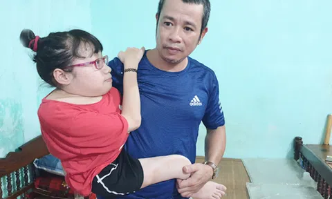 Ông bố suốt 15 năm bế con đi học