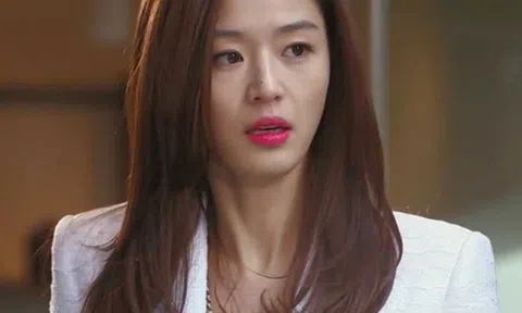 Trở về nước, anh ném hết đồ đạc của tôi ra ngoài, gửi hai con về nội