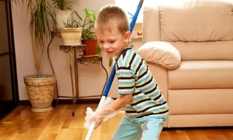 Mẹo hay dạy bé biết làm việc nhà giúp mẹ