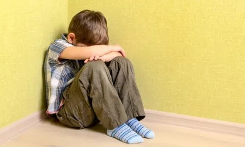 Sai lầm khi cha mẹ âu yếm, vỗ về con sau những trận đòn roi