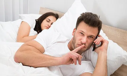 Vợ bận ca đêm, chồng buồn nên \'giải khuây\' cùng gái quán bia ôm