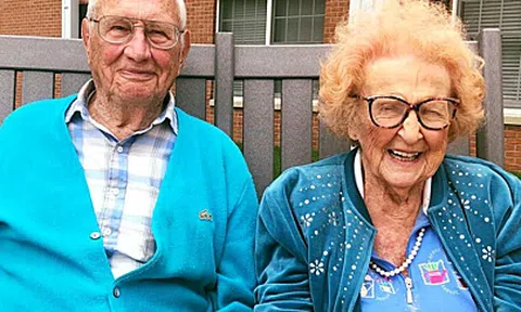 Cụ ông 100 tuổi kết hôn với cụ bà 102 tuổi sau một năm hẹn hò