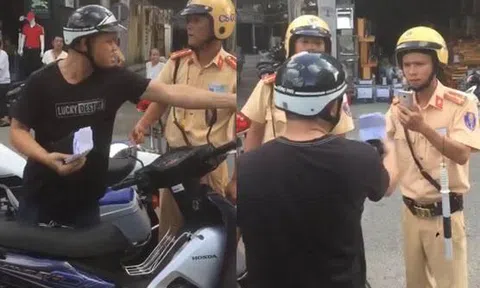 Lái xe ngược chiều bị thổi phạt, người đàn ông chửi thẳng mặt “CSGT”